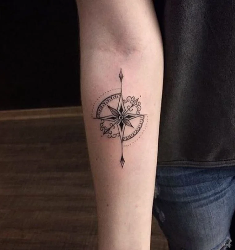 Tatouage Boussole Minimaliste En Arabesque