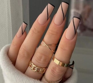 nail Art Trait Noir En Diagonale