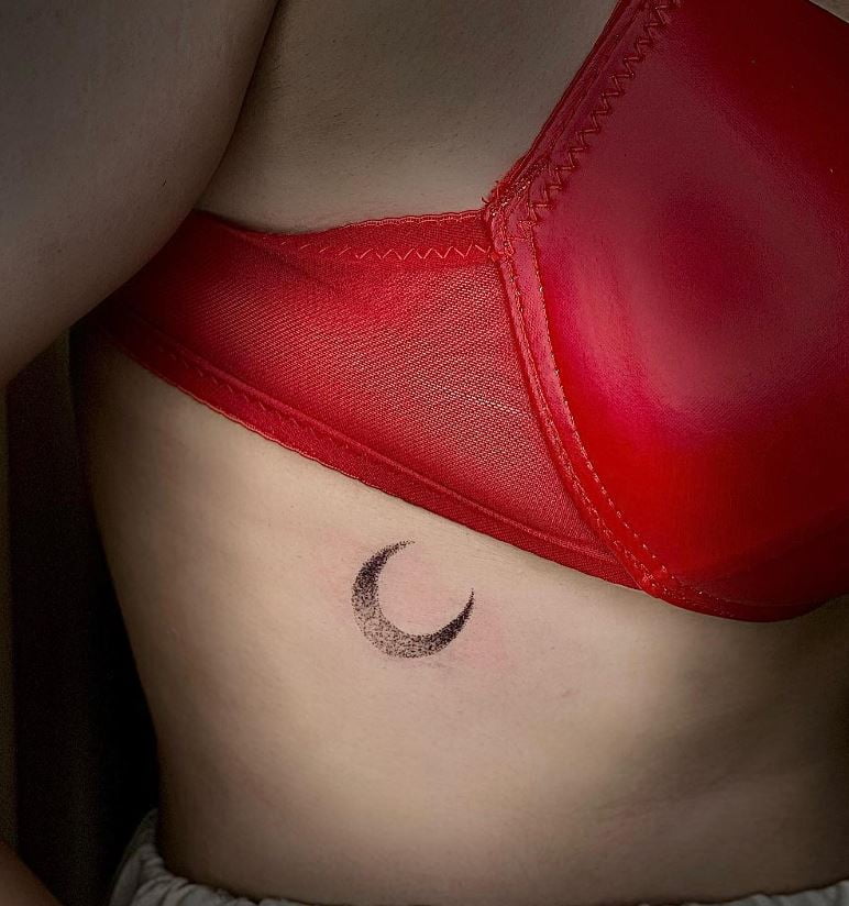 Tatouage Croissant De Lune Sur La Côte 