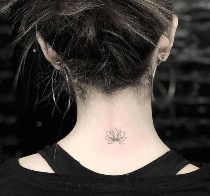 Tatouage Minimaliste Fleur De Lotus Sur La Nuque 