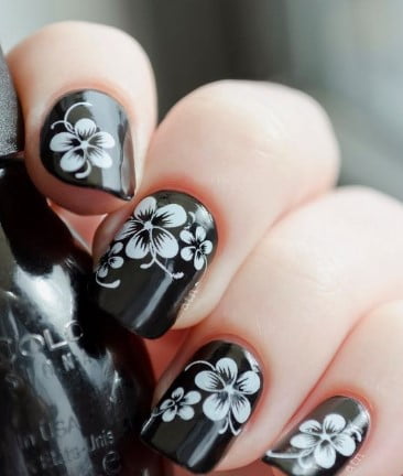nail Art Noir Avec Fleurs Blanches