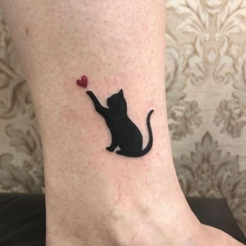 Tatouage Chat Noir Minimaliste Et Coeur Rouge 