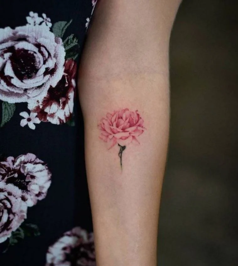Tatouage Pivoine Rose Minimaliste Sur L'avant Bras