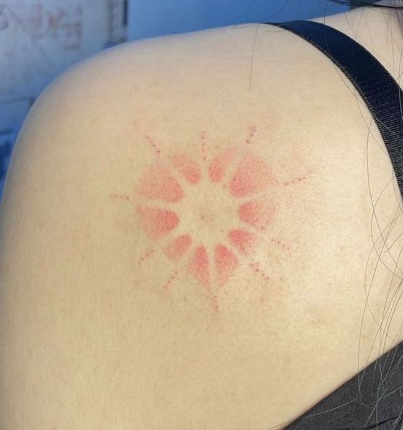 Tatouage Soleil Minimaliste Estompé