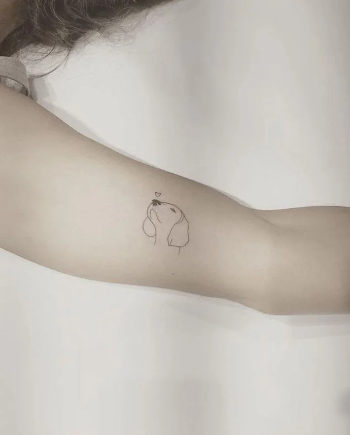 Tatouage Chien Minimaliste Et Coeur Sur Le Bras