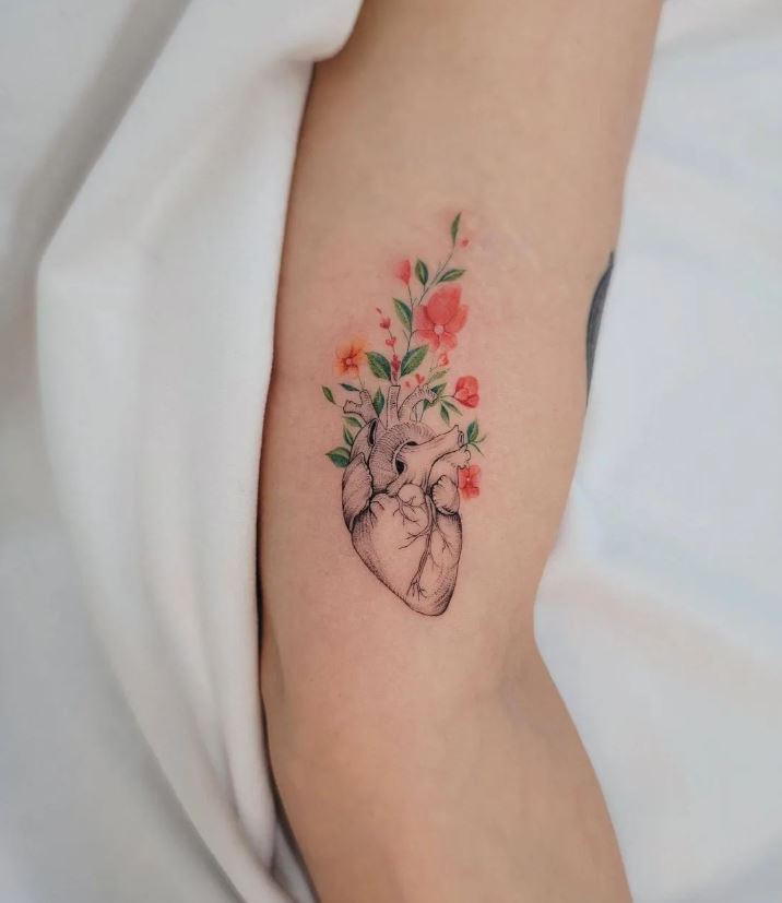  Tatouage Femme Minimaliste Coeur Anatomique Et Fleurs 