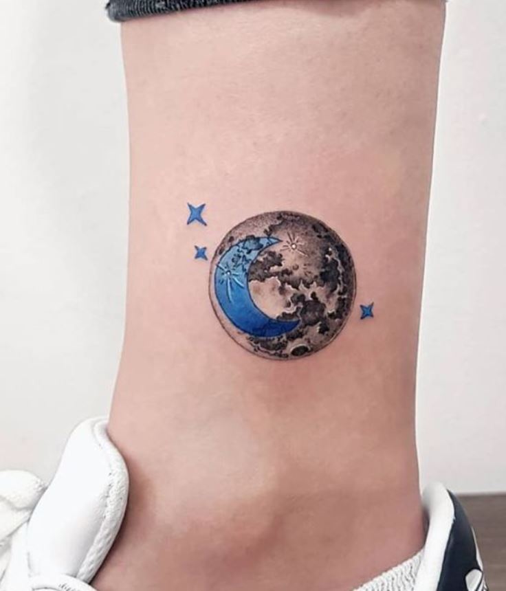 Tatouage Lune Et étoiles Bleues Sur Le Pied 