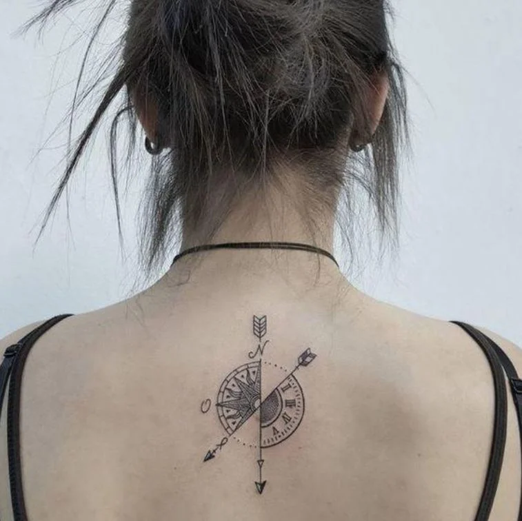 Tatouage Minimaliste Boussole Horloge