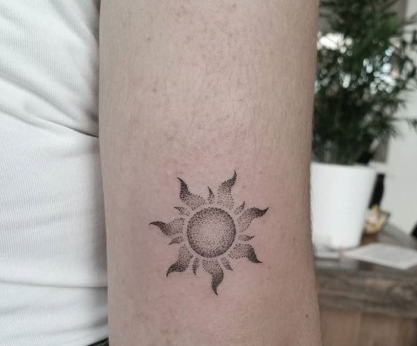 Tatouage Soleil Minimaliste à L'estompe