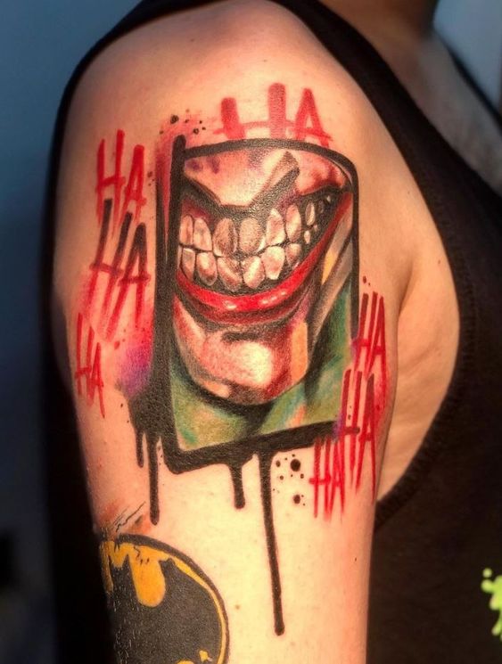 tatouage graphique Joker sur le bras