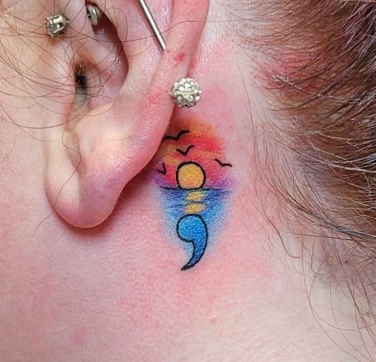 Tatouage Coucher Du Soleil Derrière L'oreille 