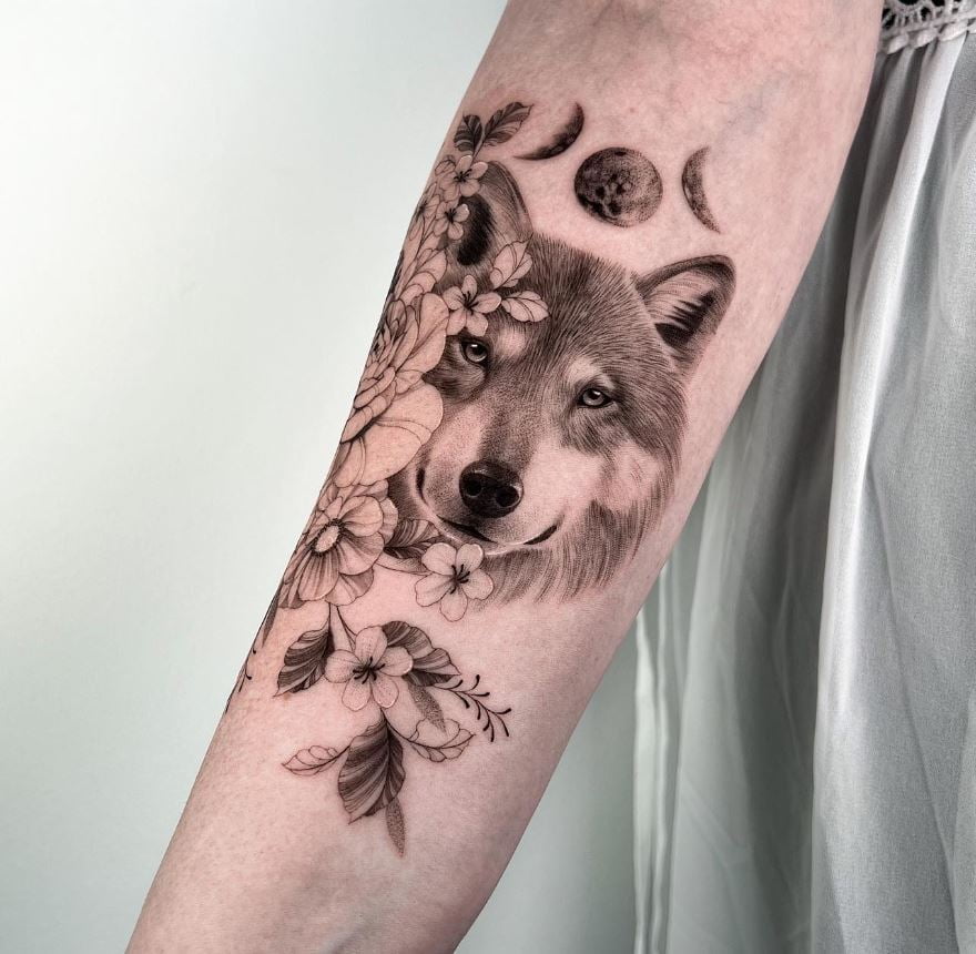 Tatouage De Loup, Lune Et Fleurs 