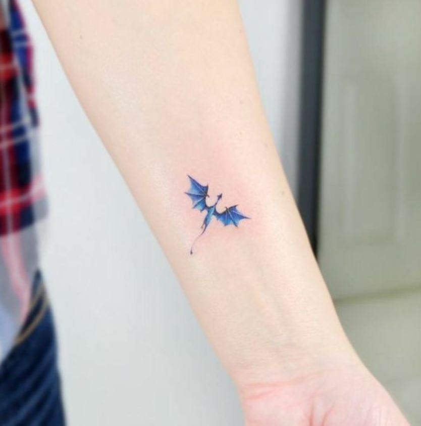 Tatouage Femme Minimaliste Dragon Bleu 