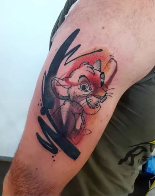 tatouage graphique Simba sur le bras