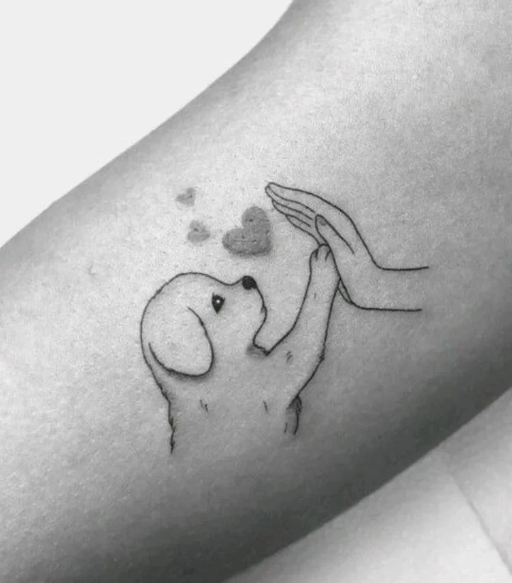 Tatouage Chien Minimaliste Avec Coeurs Et Main
