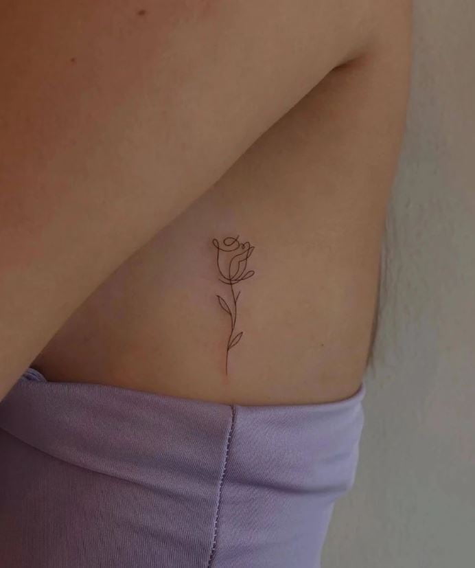 Tatouage Fleur Minimaliste Rose En Lignes Fines 