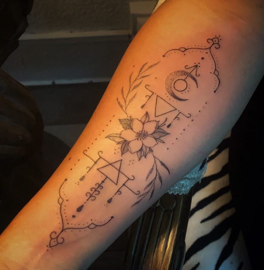 Tatouage Signe Astrologique Sagittaire Fins Ornements 