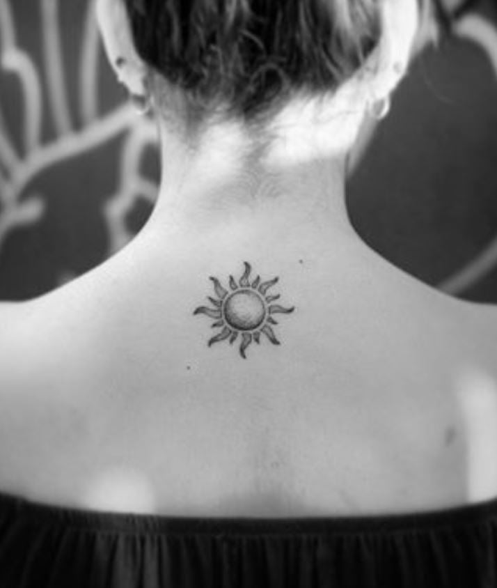 Tatouage Soleil Minimaliste Dégradé 