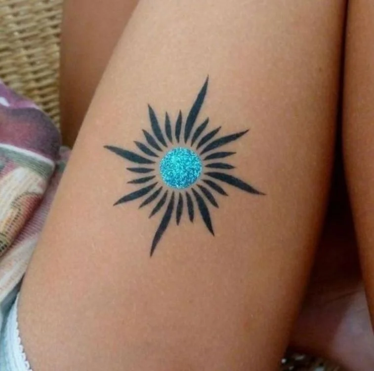 Tatouage Soleil Noir Et Bleu