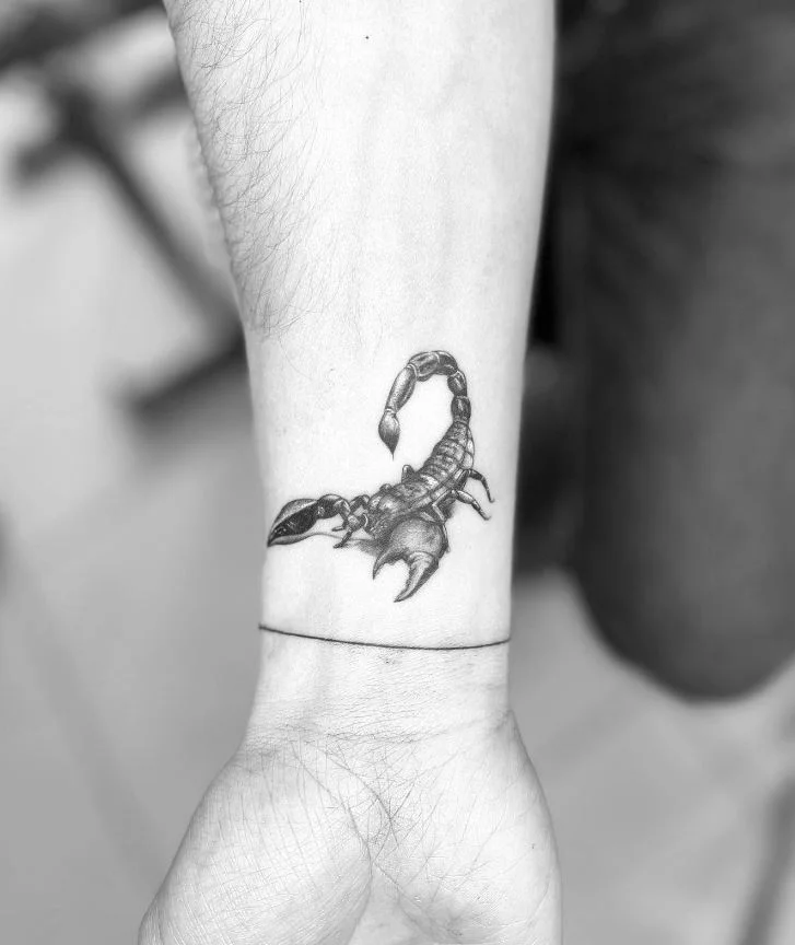 Tatouage Scorpion Minimaliste