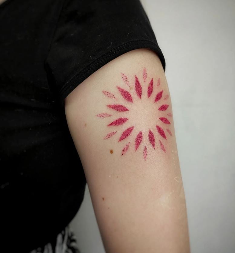 Tatouage Soleil Rouge à Rayons Losanges 