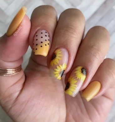 nail Art Au Motif Fleur De Tournesol