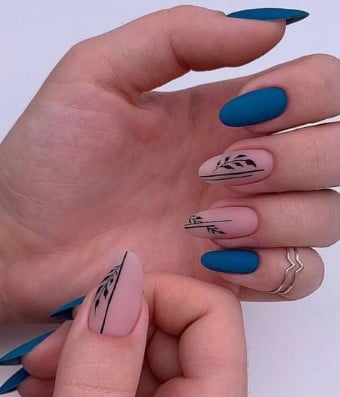 nail Art Bleu Avec Des Végétaux 