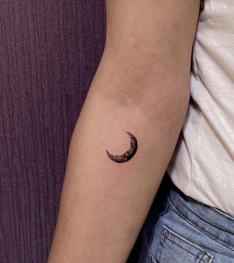  Tatouage Croissant De Lune Sur L'avant Bras 