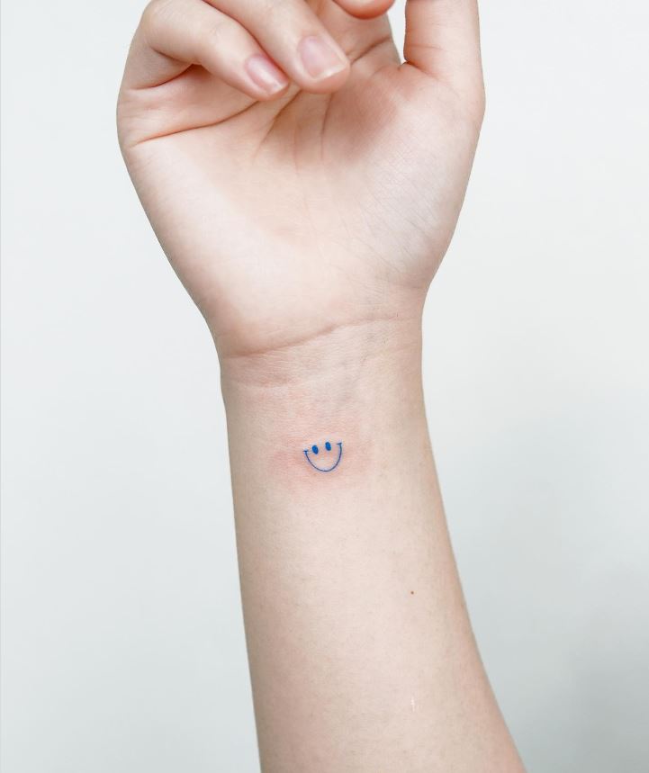 Tatouage Femme Minimaliste Smiley Bleu