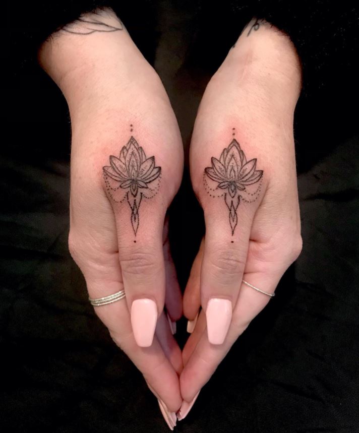 Tatouage Minimaliste Fleur De Lotus Ornementale 