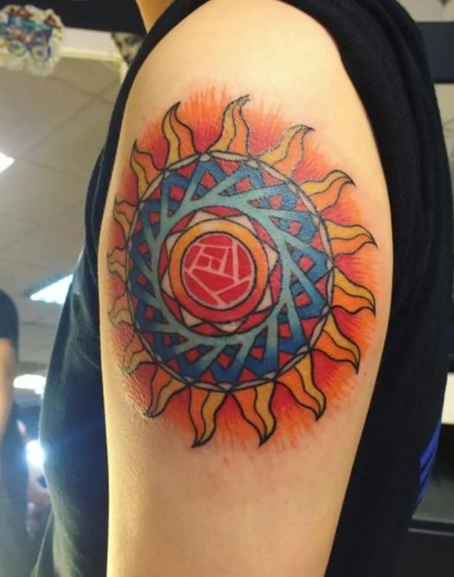 Tatouage Soleil Rose Géométrique 