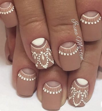 nail Art Nude Avec Des Broderies Blanches 