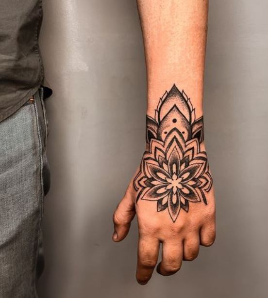 tatouage ornemental Mandala Floral 