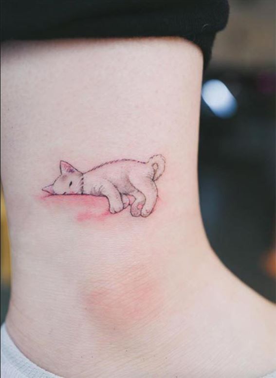 Tatouage Chat Minimaliste Sur Oreiller 