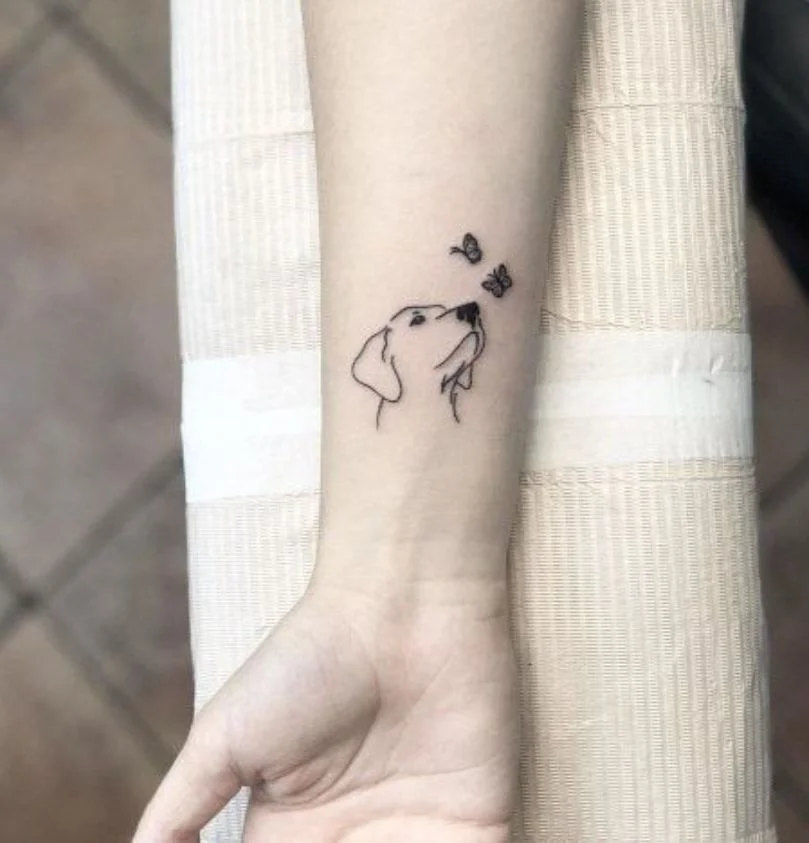 Tatouage Chien Minimaliste Et Papillons Sur Le Poignet