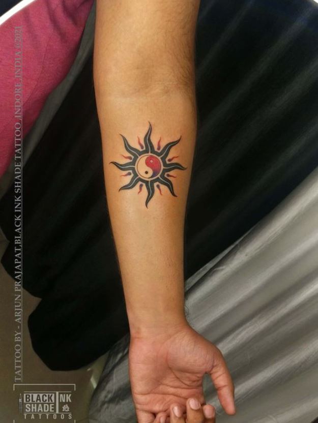 Tatouage Soleil Yin Yang Rouge Et Noir 