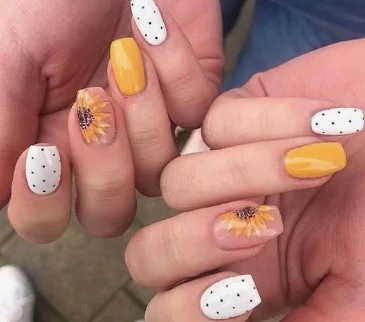 nail Art Jaune Et Blanc Avec Motif Fleur De Tournesol