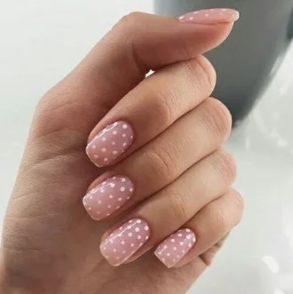 nail Art Rose Avec Des Points Blancs