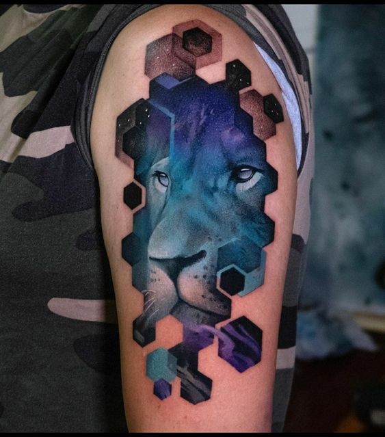 tatouage graphique Lion & Hexagones sur le bras