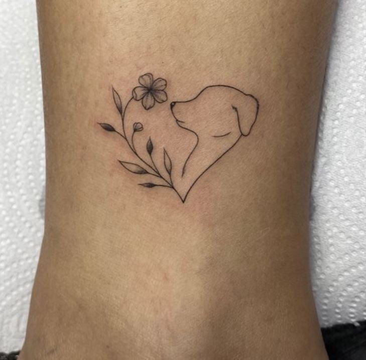 Tatouage Chien Minimaliste En Coeur Floral 