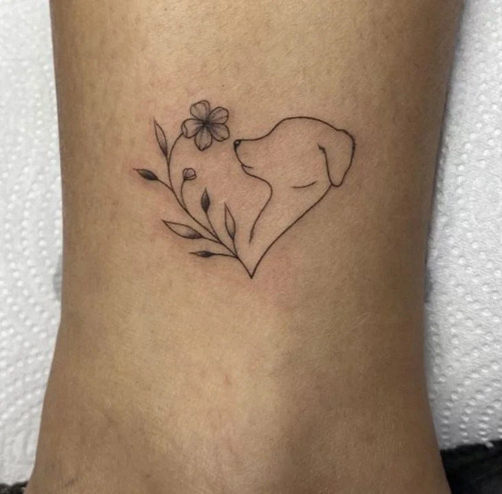 Tatouage Chien Minimaliste En Coeur Floral