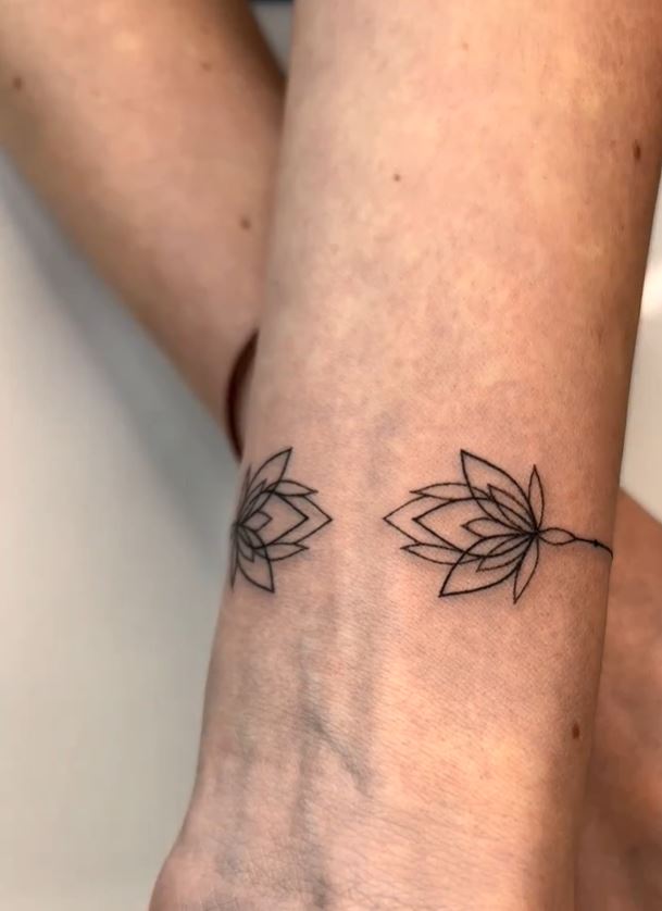 Tatouage Duo Fleur De Lotus Minimaliste En Bracelet 