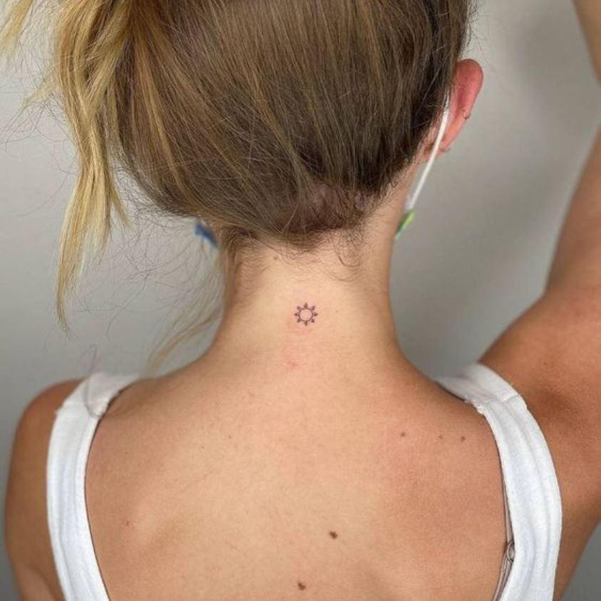 Tatouage Soleil Minimaliste Sur La Nuque 