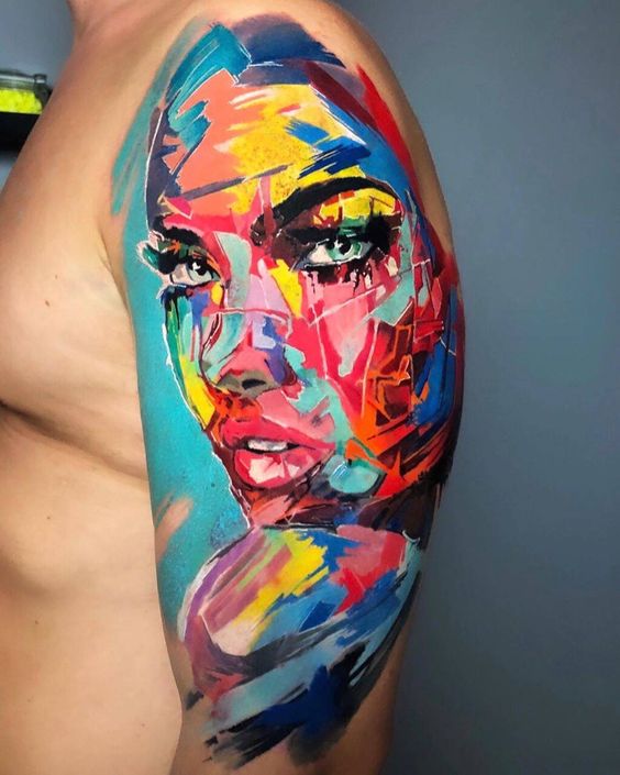 tatouage graphique Femme sur le bras