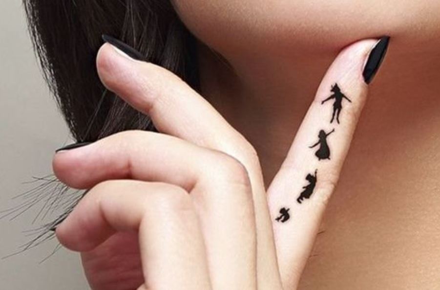 Tatouage Disney Peter Pan Sur Le Doigt 