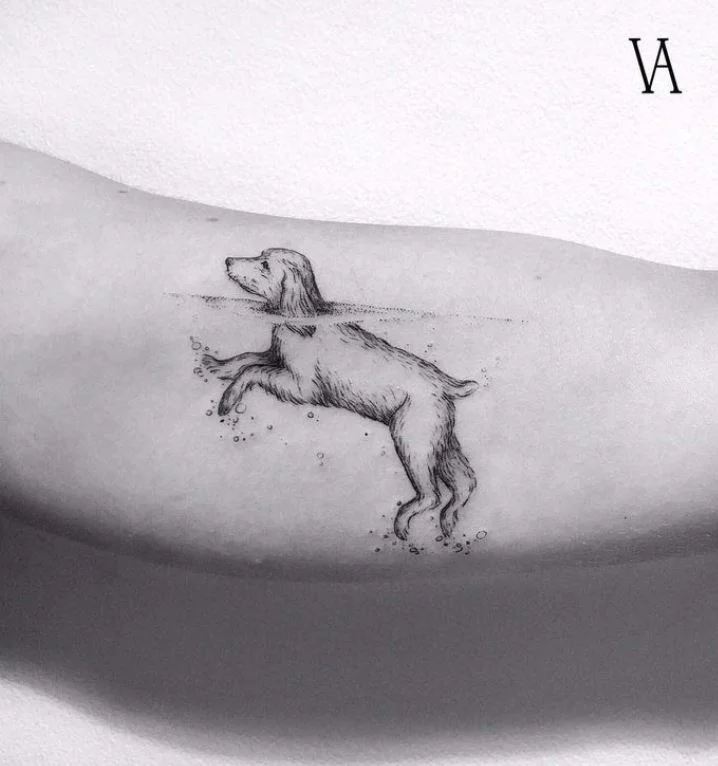 Tatouage Minimaliste Chien En Nage