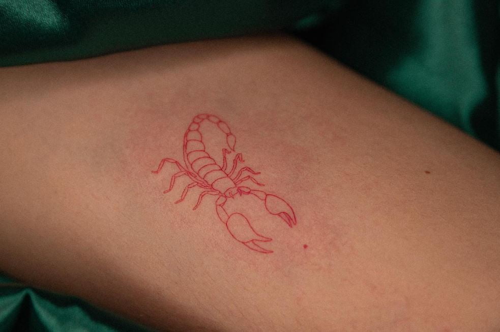 Tatouage Signe Astrologique Scorpion Rouge