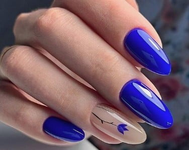 nail Art Avec Une Fleur Bleue