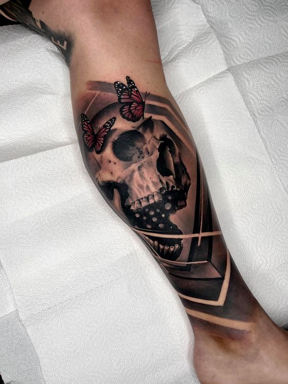 tatouage graphique Crâne & Papillons sur la jambe