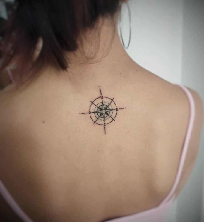 Tatouage Boussole Minimaliste Sur Le Dos 